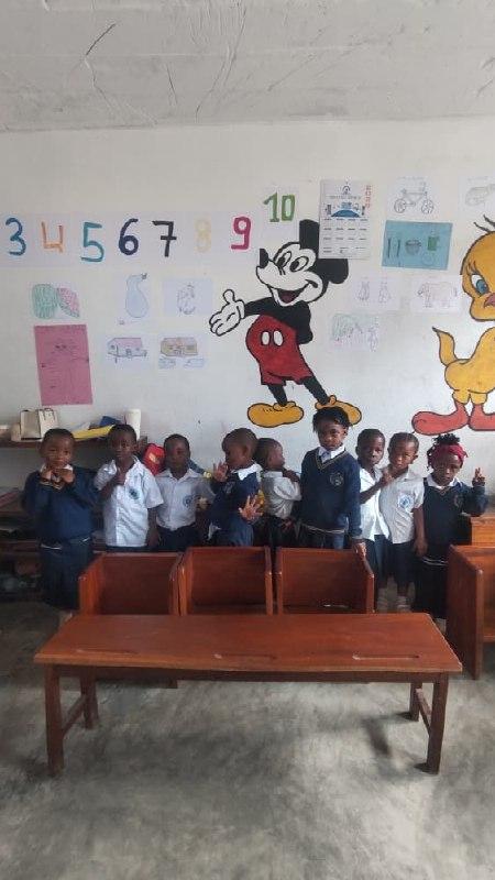 Enfants en classe maternelle apprenant et jouant